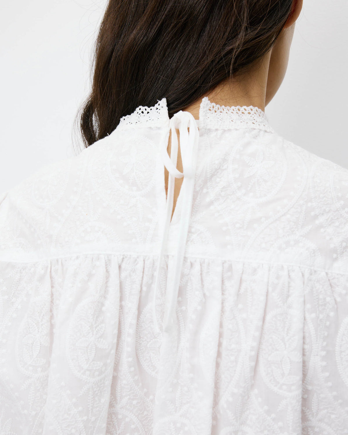 BLOUSE EN BRODERIE ANGLAISE DOS À NOUER IVOIRE ABIGAIL