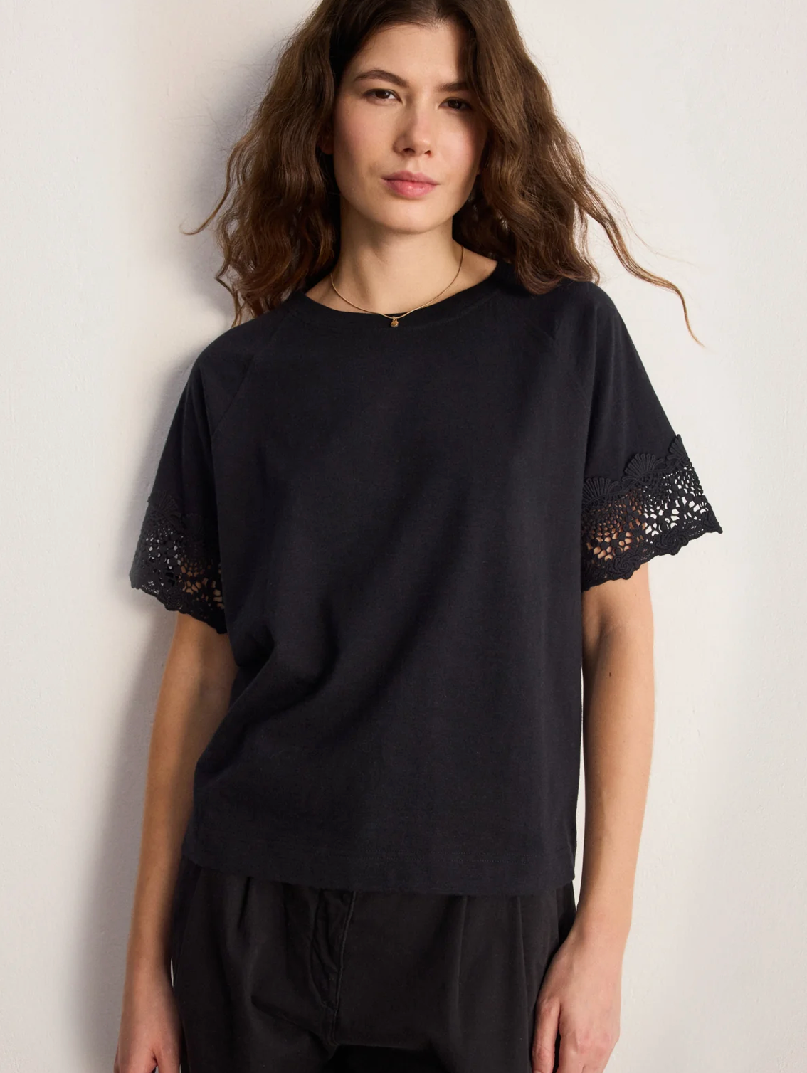 T-shirt en coton aux manches brodées - THANA Noir