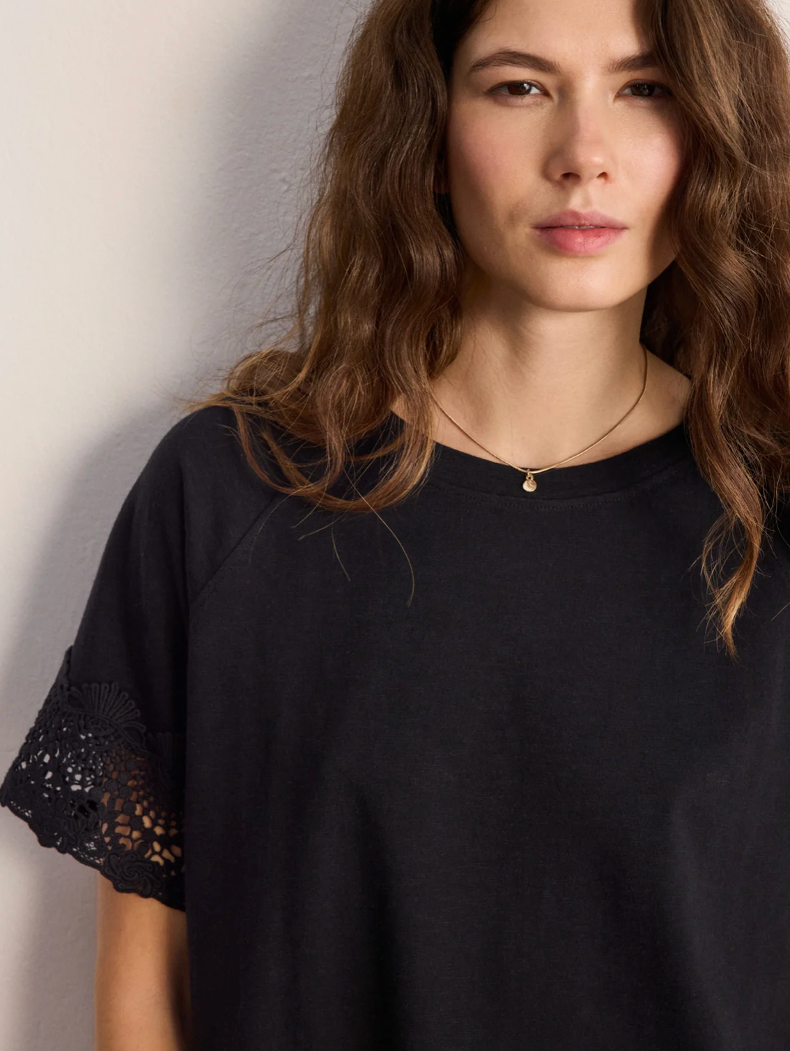 T-shirt en coton aux manches brodées - THANA Noir