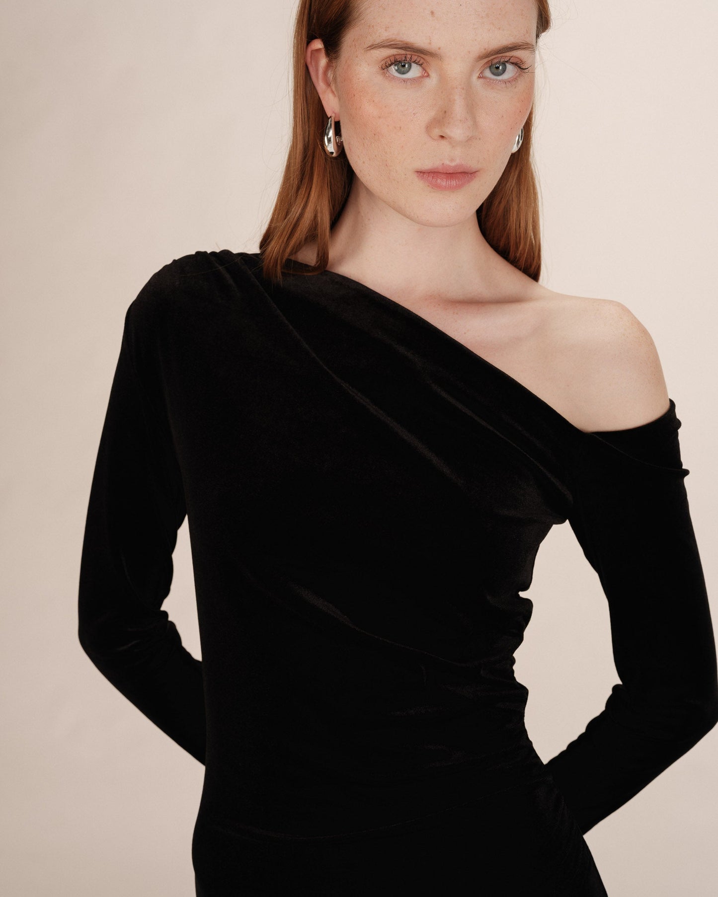 ROBE COURTE VELOURS NOIR TRINITE