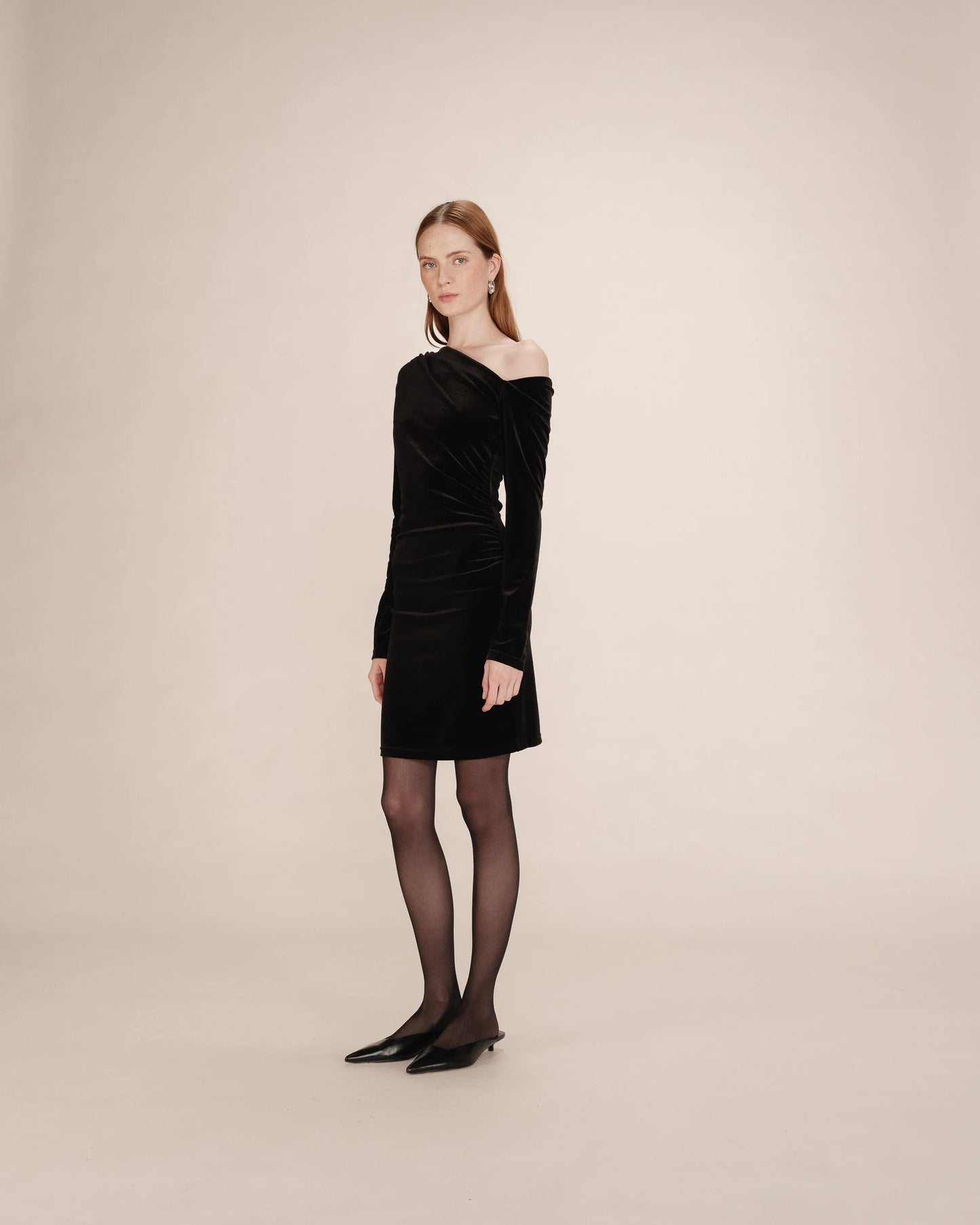 ROBE COURTE VELOURS NOIR TRINITE