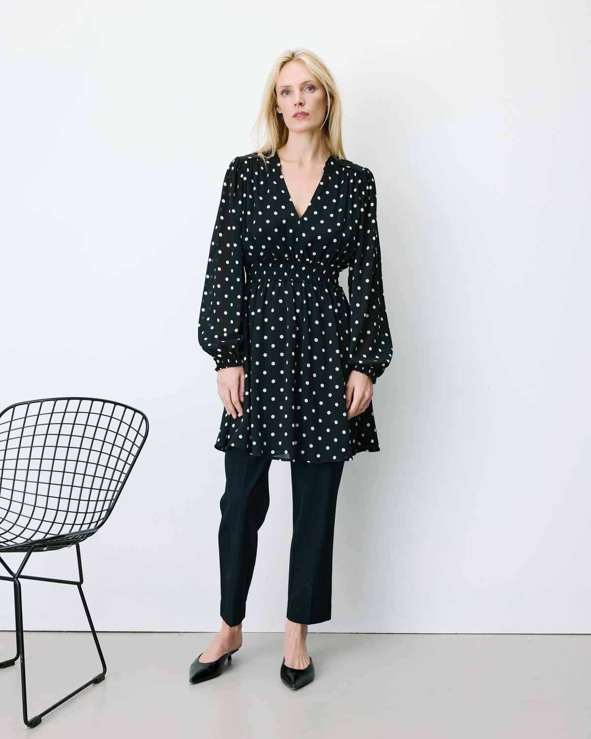 ROBE COURTE FLUIDE MANCHES LONGUES BOUFFANTES POIS AILONA