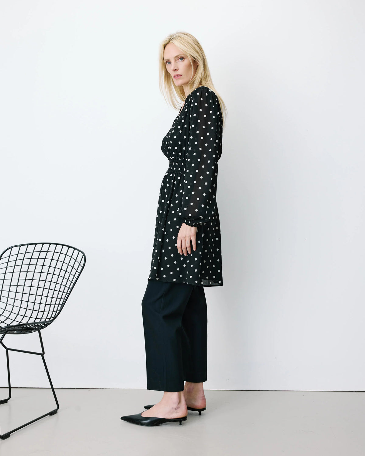 ROBE COURTE FLUIDE MANCHES LONGUES BOUFFANTES POIS AILONA