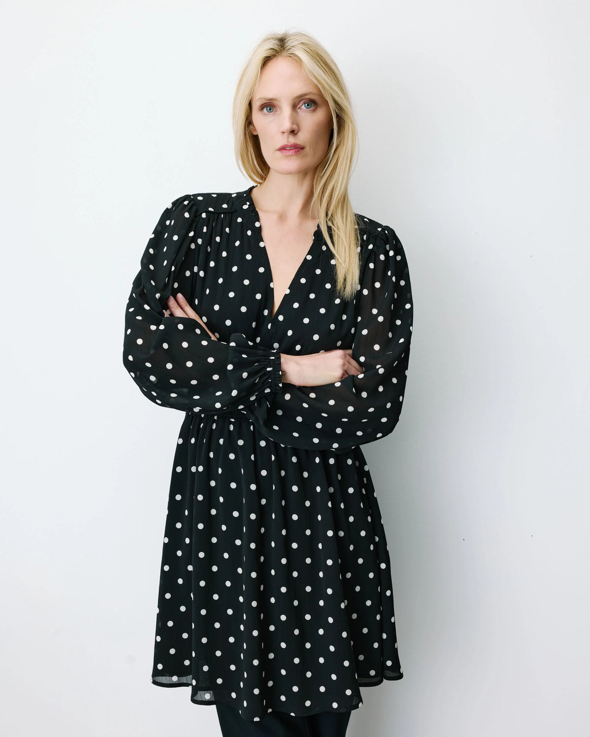 ROBE COURTE FLUIDE MANCHES LONGUES BOUFFANTES POIS AILONA
